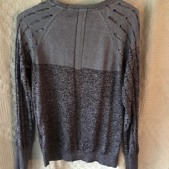 Very nice women’s button down sweater size medium - Picture 7 of 8